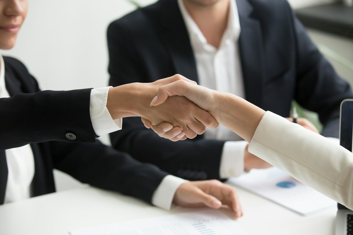 Nahaufnahme eines Händedrucks als Zeichen partnerschaftlicher Zusammenarbeit