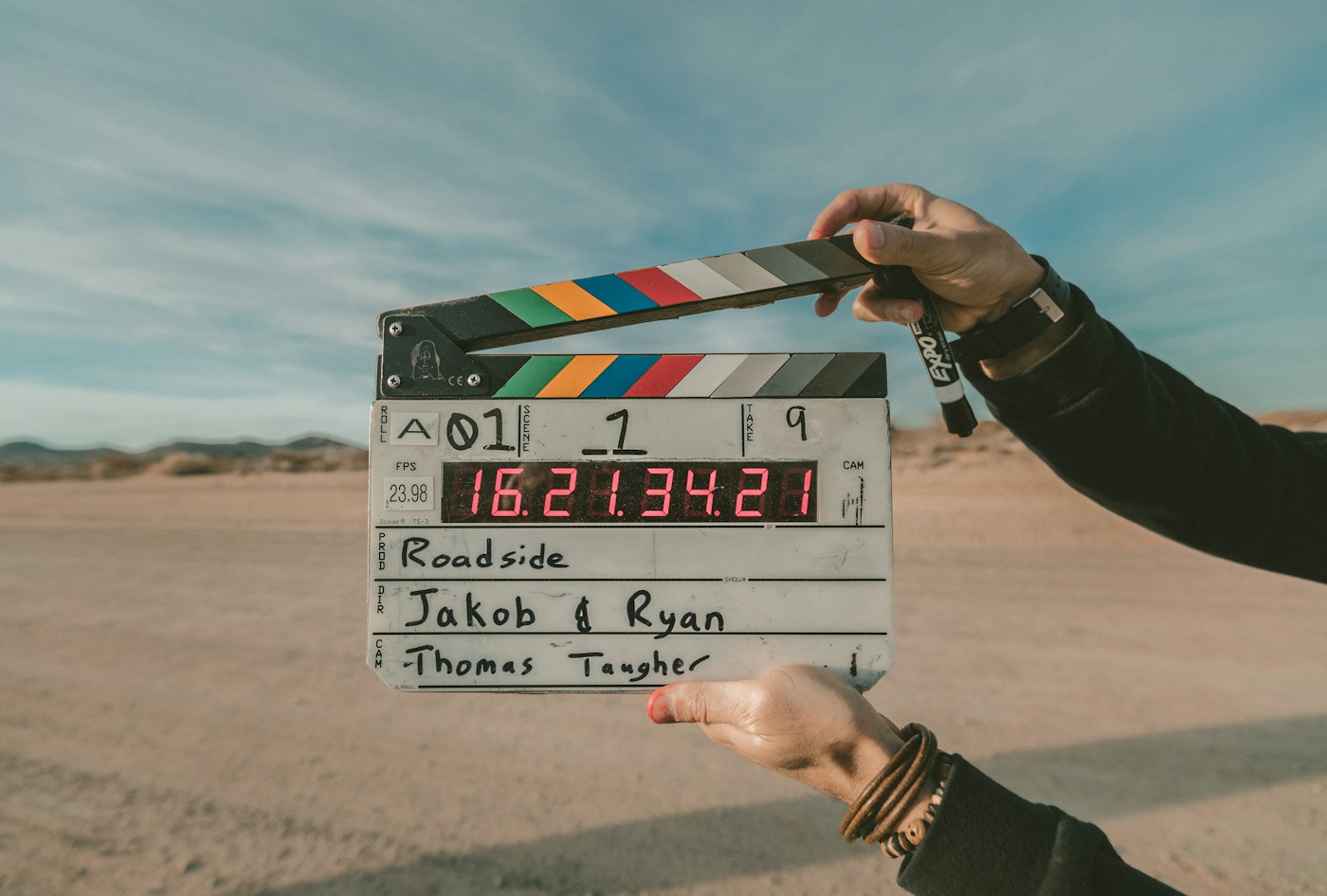 Filmset mit Kamerawagen und Cinema-Beleuchtung im Studio Musterstadt
