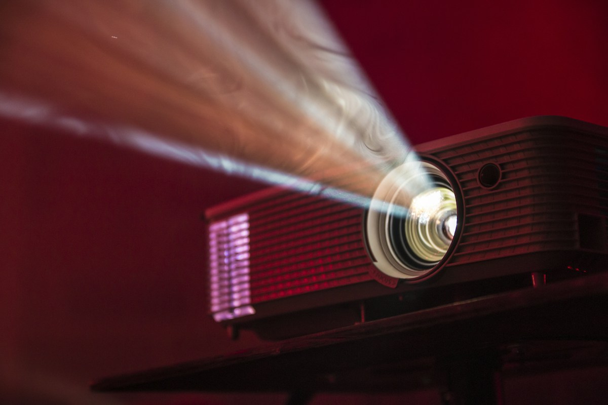 Color-Grading-Suite und Regie-Monitor in der Postproduktion