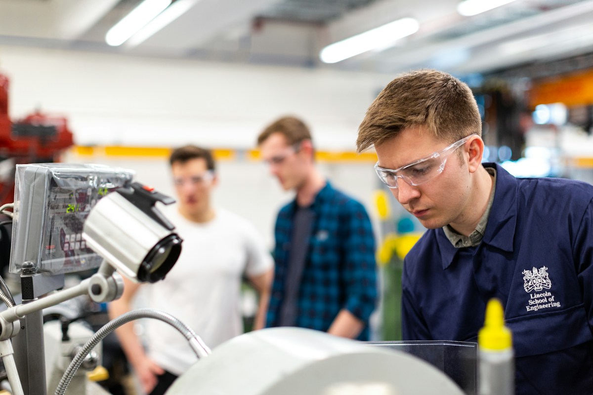 Präziser Schaltschrankbau und industrielle Elektrotechnik durch Ingenieure
